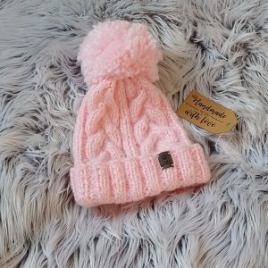 Czapka damska z warkoczami